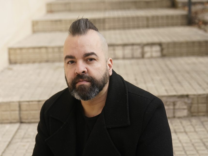 Juan Gigena Ábalos, el apellido ilustre del folclore y la guitarra eléctrica de Los Piojos, Ciro y los Persas y fundador de Gauchos of the Pampa